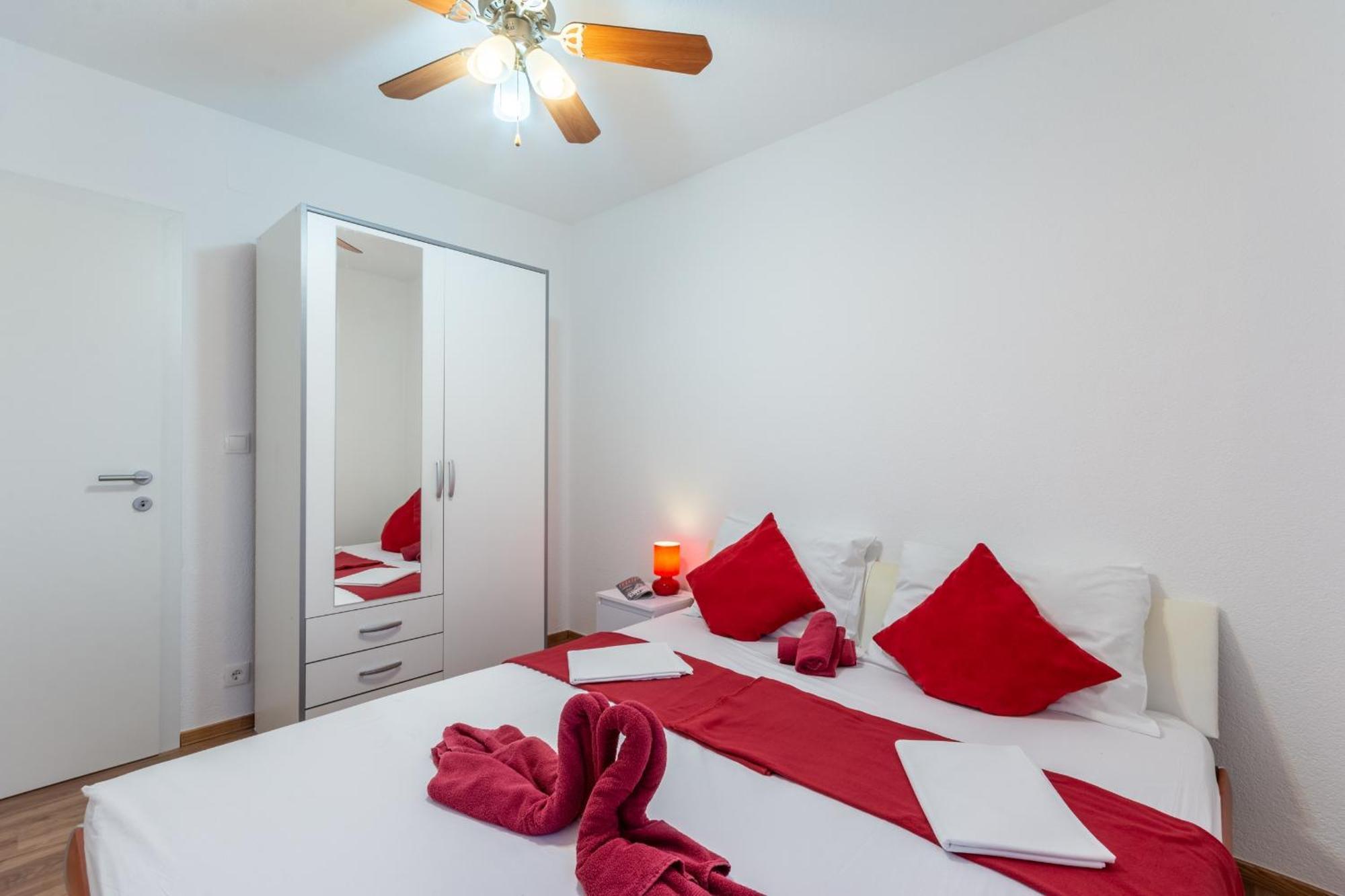 Family Friendly Apartments With A Swimming Pool Stanici, Omis - 18676 Phòng bức ảnh